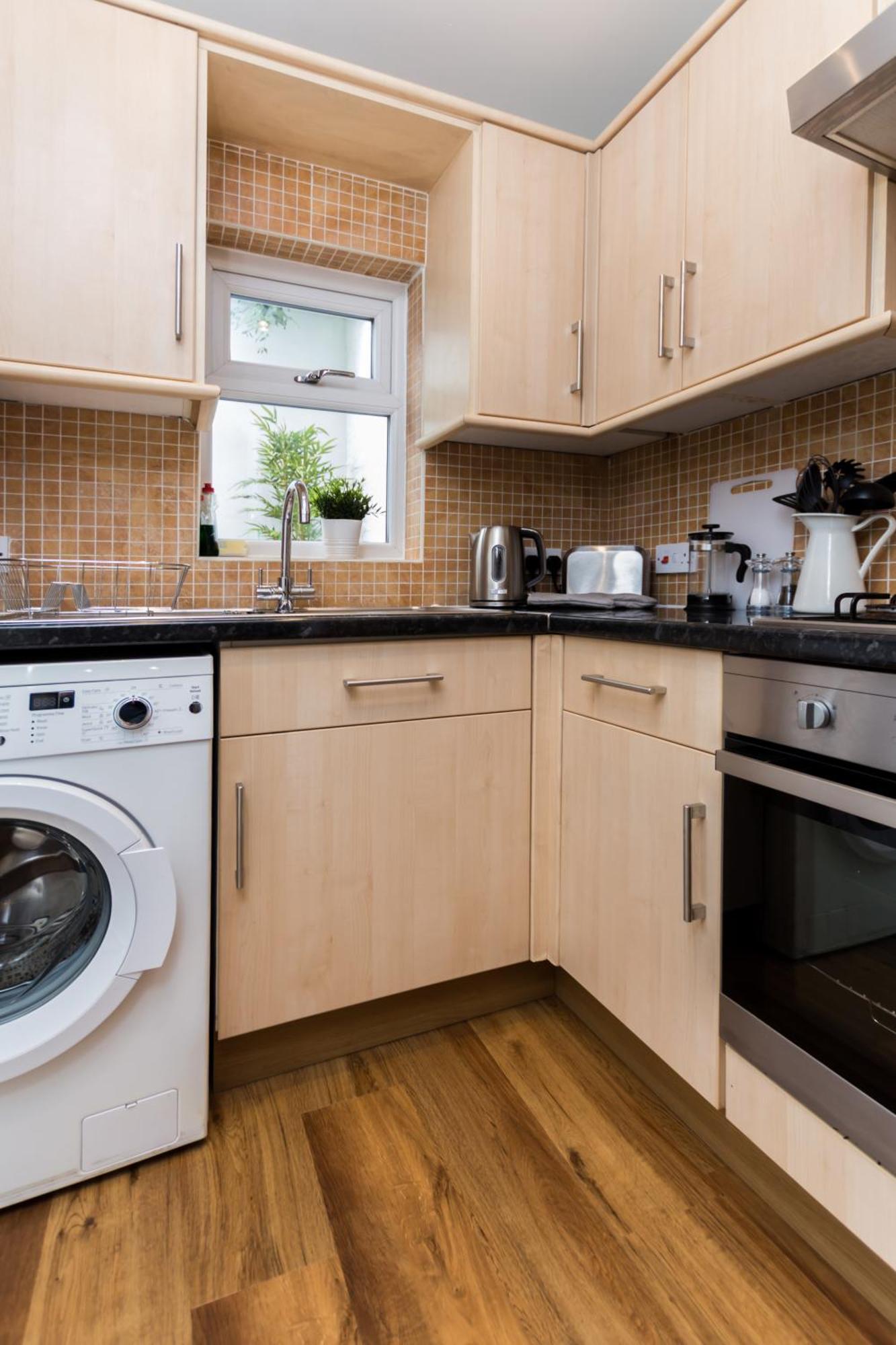 Vibrant 1br Apt Wprivate Decked Garden, Fast Wifi Appartement Londen